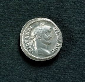 Gaio Aurelio Valerio Diocleziano effigiato su una moneta d'argento del sec. IV.De Agostini Picture Library/A. De Gregorio