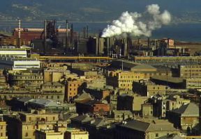 Liguria. Impianti siderurgici di Cornegliano, nel Genovese.De Agostini Picture Library/C. Baraggi