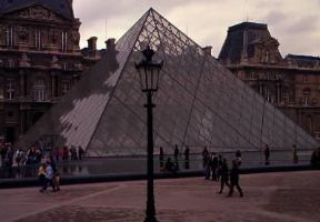 Museo. V eduta della piramide di vetro posta al centro della Cour NapolÃ©on del Louvre.De Agostini Picture Library / G. Dagli Orti