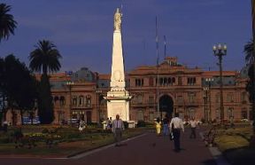 Buenos Aires. Plaza de Mayo con la Casa Rosada, residenza ufficiale del presidente della Repubblica.De Agostini Picture Library/V. Degrandi