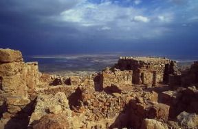 Ebrei . Rovine della fortezza di Masada, espugnata dai Romani nel 73 d. C. dopo un durissimo assedio.De Agostini Picture Library/S. Vannini