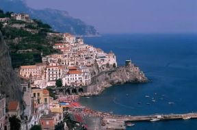 Amalfi. Veduta del noto centro della Costiera Amalfitana.De Agostini Picture Library/G. Carfagna