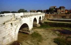 Emilia-Romagna. Il ponte di Tiberio a Rimini (sec. I d. C.).De Agostini Picture Library/C. Baraggi