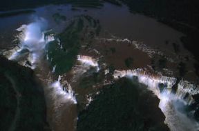 IguaÃ§u . Veduta delle imponenti cascate dell'IguaÃ§u sull'omonimo fiume brasiliano.De Agostini Picture Library/G. SioÃ«n