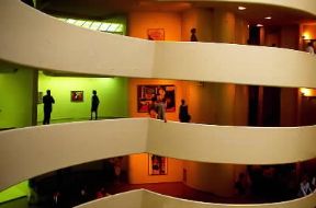 Stati Uniti . L'interno del Solomon R. Guggenheim Museum a New York, opera dell'architetto F. L. Wright.De Agostini Picture Library/G. SioÃ«n