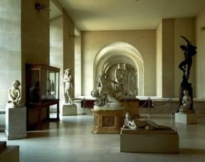 Museo. La sala delle sculture neoclassiche al Louvre.De Agostini Picture Library / G. Dagli Orti