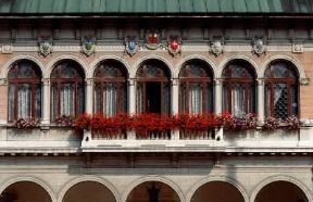 Balcone del palazzo comunale di Asiago.De Agostini Picture Library / A. Dagli Orti