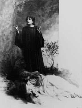 Eleonora Duse (in piedi) ne La cittÃ  morta (1901) di G. D'Annunzio.De Agostini Picture Library