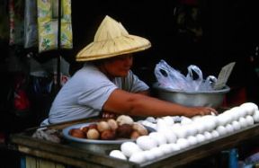 Taiwan. Vendita delle uova al mercato di Peikang.De Agostini Picture Library/G. SioÃ«n