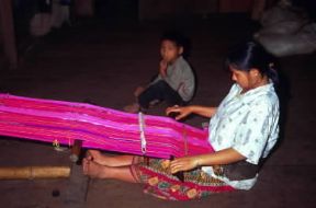 Thailandia. Tessitura artigianale in un villaggio di genti Karen.De Agostini Picture Library/C. Sappa