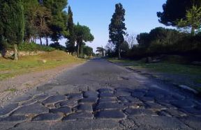 Pavimentazione. Un tratto di basolato romano conservato all'altezza del quarto miglio della via Appia antica a Roma.De Agostini Picture Library/W. Buss