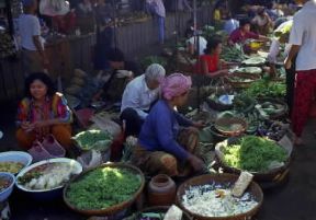 Phnom Penh. Mercato in una via della capitale cambogiana.De Agostini Picture Library/C. Sappa