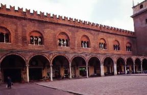 Mantova. Scorcio della piazza delle Erbe.De Agostini Picture Library/G. Carfagna