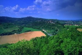 Umbria. Veduta della Valle del Tevere nei pressi di Todi (Perugia).De Agostini Picture Library/S. Vannini