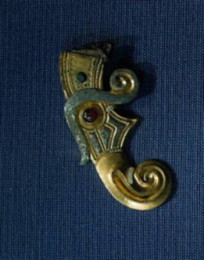 Vichingo. Un ornamento di scudo in oro proveniente da Aker (Oslo, Historisk Museum).De Agostini Picture Library/A. Dagli Orti