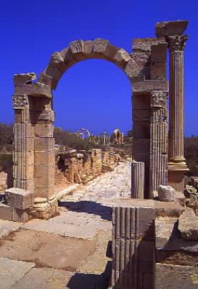 Leptis Magna. L'arco di Traiano.De Agostini Picture Library/C. Sappa