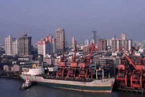 Asia. Veduta dei quartieri moderni sulle rive del fiume Huangpu a Shanghai.De Agostini Picture Library/W. Buss
