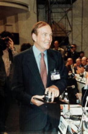 Christian Barnard. Il famoso chirurgo durante la XXI edizione del premio 'Pio ManzÃ¹' tenutasi a Rimini nel 1995, mentre riceve un riconoscimento per la sua attivitÃ  nel campo della medicina.Farabolafoto