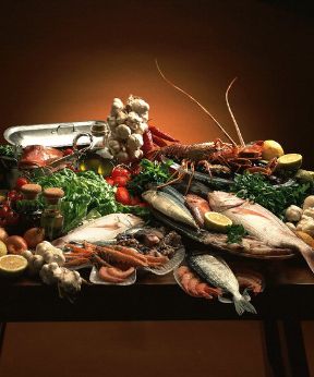Le proprietà nutritive del pesce. Alimentazione. Un'alimentazione equilibrata prevederà anche il consumo di pesce: le proteine, gli acidi grassi insaturi e polinsaturi e il calcio di cui è ricco lo rendono un alimento molto prezioso.