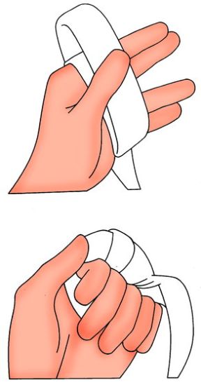 Intervento su ferita con corpo estraneo: preparazione del tampone. Ferite con corpo estraneo. Arrotolate la fascia intorno alle dita.