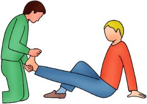 Intervento in caso di crampo al polpaccio. Crampo acuto. In caso di crampo al polpaccio invitate la persona a tenere la gamba tesa, afferrate poi il piede e piegatelo verso il ginocchio.