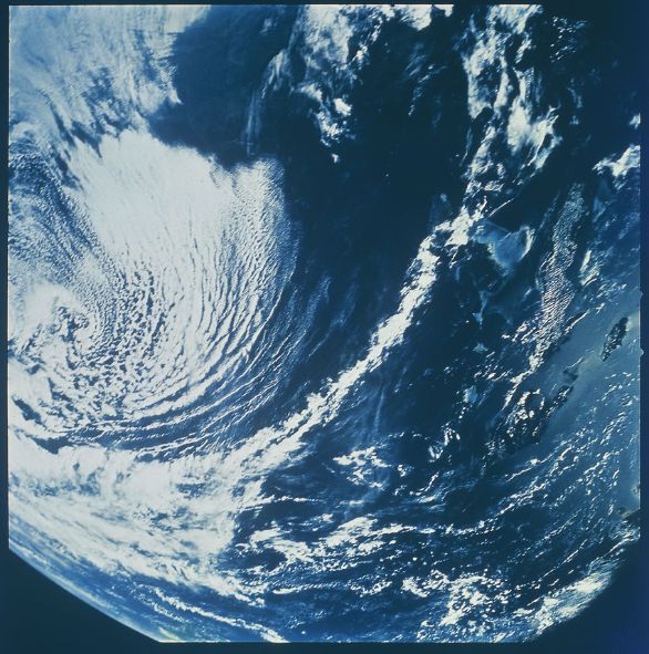 La Terra vista dallo spazio Il ciclo dell'acqua, tecnicamente chiamato ciclo idrologico, consiste nell'evaporazione dell'acqua nell'atmosfera dove permane per un periodo di tempo variabile prima di ritornare sulla superficie terrestre sotto forma di pioggia, di neve e di grandine o, in minor parte, di rugiada e di brina.