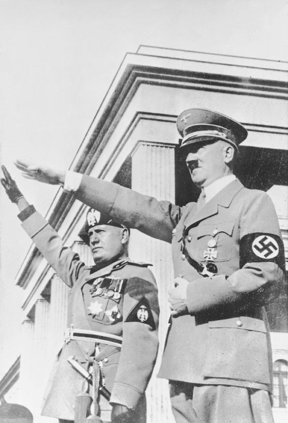 Benito Mussolini e Adolf Hitler a Berlino nel 1937 L'ideologia nazionalsocialista si appropria di alcune idee e concetti del filosofo, anche a causa delle manipolazioni di tipo filologico fatte dalla sorella Elisabeth sui materiali postumi e inediti come 