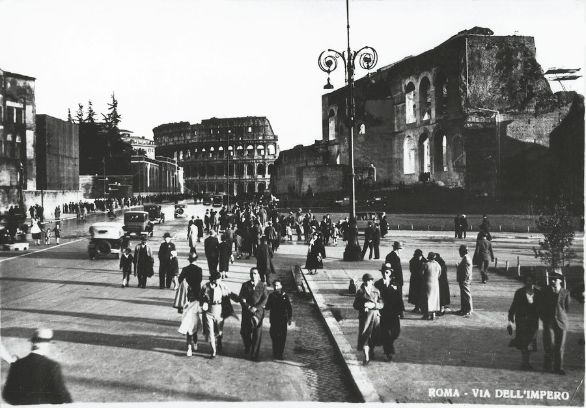 Foto del Colosseo risalente al 1935 Italia, XX secolo. Roma, via dell'Impero nel 1935, sullo sfondo il Colosseo.