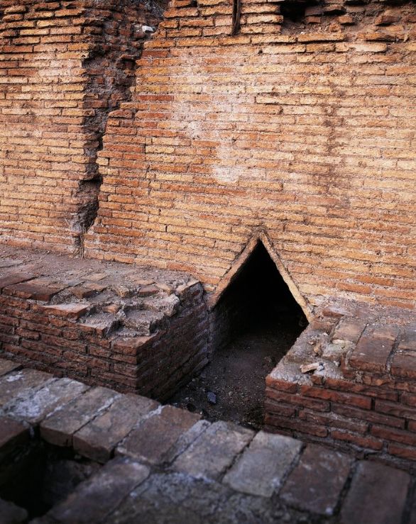 Colosseo, particolare Lazio - Roma, il Colosseo o Anfiteatro Flavio, 70-80 d.C. (Patrimonio dell'Umanità UNESCO, 1980). Particolare architettonico: fogna a cappuccina. 