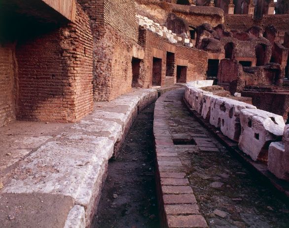Colosseo, particolare dell'interno Lazio - Roma, il Colosseo o Anfiteatro Flavio, 70-80 d.C. (Patrimonio dell'Umanità UNESCO, 1980). Particolare architettonico: canaletto ellittico di raccolta delle acque 