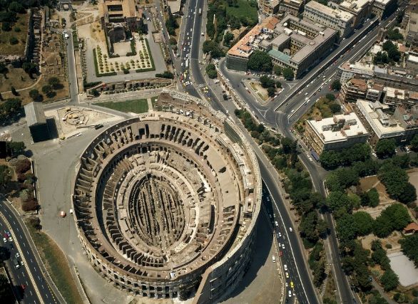 Colosseo, vista aerea Veduta aerea del Colosseo o Anfiteatro Flavio a Roma (Patrimonio dell'Umanita' UNESCO, 1980). Lazio. 