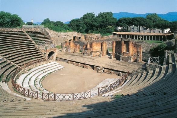 Teatro grande, Pompei Campania - Pompei. La Cavea del Teatro Grande con i resti della scena e sullo sfondo il grande Quadriportico della caserma dei Gladiatori 