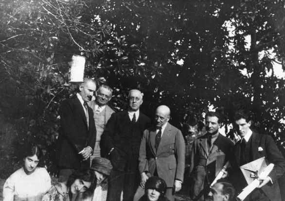 Arturo Toscanini, foto di gruppo ai Giardini del Vittoriale Ritratto di gruppo presso i giardini del Vittoriale, a sinistra il direttore d'orchestra Aurturo Toscanini.
© De Agostini Picture Library.