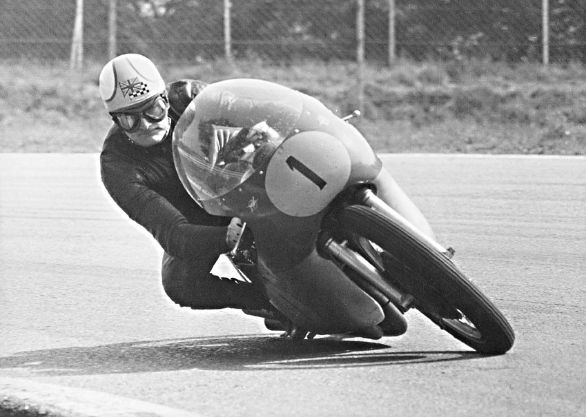 Il campione britannico Mike Hailwood su MV Augusta durante le prove del Gran Premio delle Nazioni a Monza, settembre 1964 Mike Hailwood (1940-1981) fu motociclista e pilota automobilistico inglese. Hailwood esordì nel 1957 a Oulton Park, dove, ancora giovanissimo, si posizionò undicesimo. Vinse nove Motomondiali, la sua carriera da motociclista finì nel 1967, ma proseguì ancora per molto tempo come pilota automobilistico.