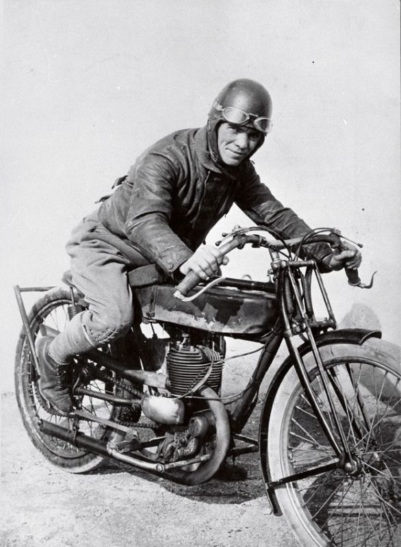 Il corridore italiano Ernesto Gnesa Il pilota Ernesto Gnesa vinse nel 1912 il secondo Campionato Motociclistico Italiano su strada per la classe 1/3 di litro alla guida della Bücher & Zeda.