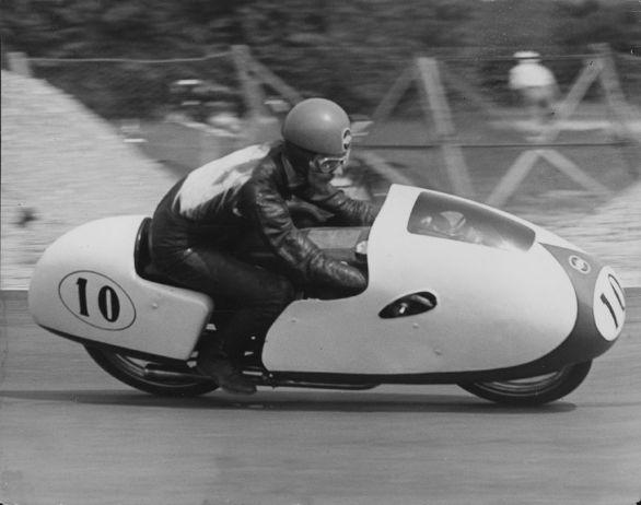 Romolo Ferri vincitore nella classe 125 cc durante il Campionato Nazionale Seniores a Monza, 1956 Romolo Ferri (n. 1928) è un pilota italiano. Ferri corse la sua prima gara nel Motomondiale del 1951 per la categoria 125 cc. Durante la sua carriera, durata fino al 1958, ha guidato moto di diverse case motociclistiche italiane, dalla Mondial alla Ducati fino alla Gilera.