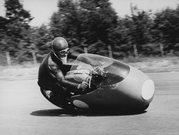 Il pilota Alano Montanari durante una prova con la Guzzi 500, giugno 1957 Alano Montanari (1908-1958) fu un pilota italiano degli anni Cinquanta. Il suo anno migliore fu il 1953, quando giunse quinto al Campionato del mondo per la categoria 250 cc.