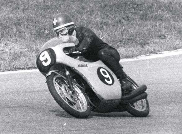Luigi Taveri (n. 1929), pilota svizzero Le origini del motociclismo come sport agonistico si confondono in pratica con quelle dell'automobilismo in quanto le prime gare erano aperte a tutti i veicoli a motore, allora a tre o a quattro ruote. Nel 1896 il giornale parigino 