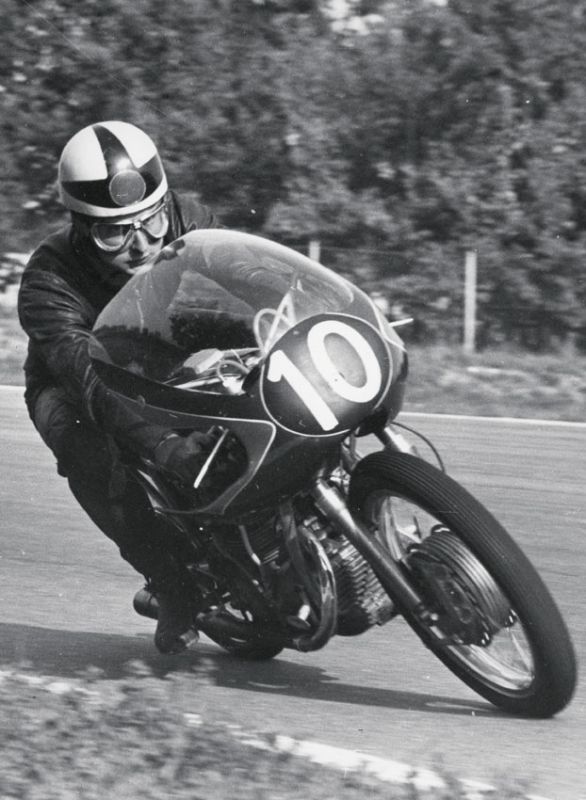 Francesco Villa (n. 1933), pilota e fratello del pluricampione del mondo Walter In Italia, a Milano, nel 1911 venne fondato il Moto Club d'Italia (nel 1946 ha assunto la denominazione di Federazione Motociclistica Italiana), che organizzò l'“Audax”, prima grande prova italiana di motociclismo di un certo rilievo.