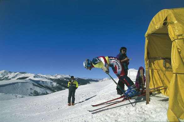 Gara di Coppa Italia di sci a Campo Felice (Aq) Nello sci agonistico si distinguono specialità nordiche (gare di gran fondo, di fondo, di staffetta, di combinata, di salto e di combinata fondo-salto) e specialità alpine (discesa libera, superG, gigante, slalom speciale, combinata slalom-discesa libera).