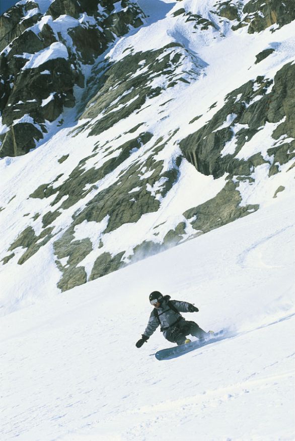 Uno snowboarder sul Monte Bianco Lo snowboard venne inventato da un americano del Michigan, S. Poppen, nel 1963, incollando fianco a fianco due sci perché le figlie lo utilizzassero per divertirsi a scivolare sulla neve. Queste lo fecero, adottando però la posizione dei surfisti sulle loro tavole e perciò il primo nome dato a questo attrezzo fu 