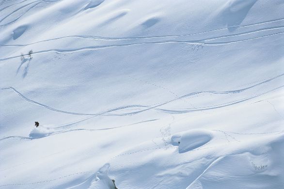 Sci estremo sul Monte Bianco Lo scialpinismo è uno sport alpinistico che ha per scopo il raggiungimento di vette o il superamento di valichi montani facendo uso degli sci. La condizione fondamentale di questo sport è che la zona scelta per l'impresa sia innevata: per tale motivo viene praticato soprattutto in inverno.