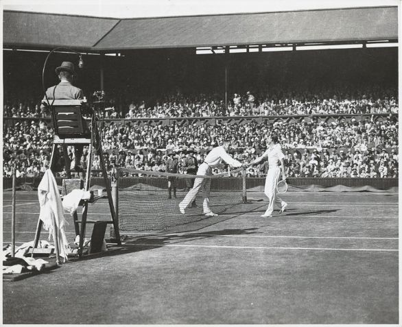 Bill Tilden stringe la mano a Jean Borotra dopo averlo sconfitto nel Torneo di Wimbledon del 1930 Il Torneo di Wimbledon è senza dubbio l'evento più prestigioso dello sport del tennis. La prima edizione del torneo si tenne nel 1887 su un campo nei pressi di Worple Road. Oggi è il terzo dei tornei del Grande Slam (l'unico a essere giocato sull'erba) e si tiene tra giugno e luglio. 
