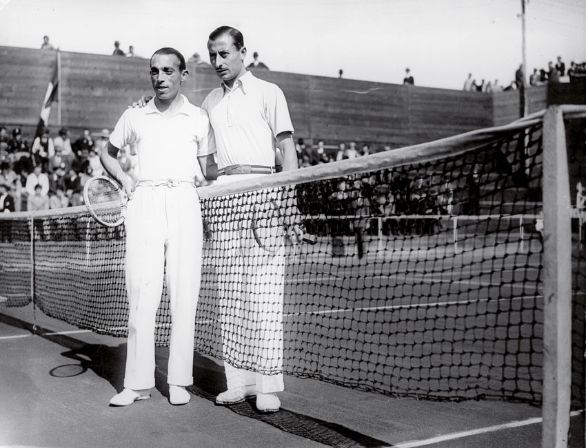 Coppa Davis a Parigi. I giocatori italiani Giovanni Palmieri ed Emanuele Sertorio, 1932 La Coppa Davis è la più importante competizione a squadre del tennis. Organizzata dalla Federazione Internazionale Tennis si gioca ogni anno. Il torneo nacque dall'idea di quattro membri della squadra di tennis dell'Università di Harvard nel 1899.
