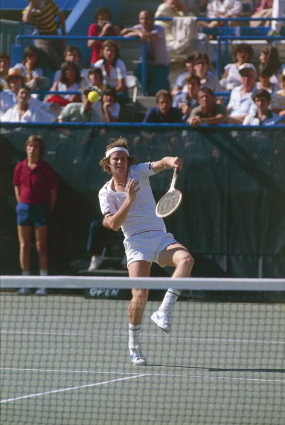 Il tennista statunitense John McEnroe durante un incontro John McEnroe (Wiesbaden, Germania, 1959) nel 1975 ha vinto l'Orange Bowl, il campionato mondiale ufficioso per sedicenni. Professionista dal 1978, ha in breve raggiunto i vertici delle classifiche mondiali dimostrandosi anche un ottimo giocatore di doppio.