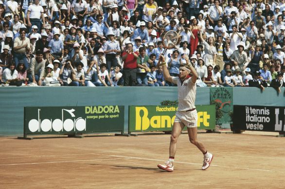 Il tennista svedese Bjorn Borg alza le braccia in segno di vittoria Bjorn Borg è un tennista svedese (Södertälje 1956). Esordì nel 1971 conquistando l'Orange Bowl, fino a diventare in pochi anni il numero uno del tennis mondiale, vincendo ripetutamente quasi tutti i più importanti tornei, oltre a portare la Svezia alla conquista della Coppa Davis (1975).