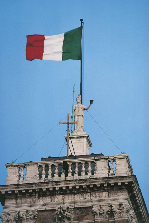 Il tricolore italiano L'organizzazione delle Forze Armate si svolge attraverso il Ministero della Difesa, secondo le direttive stabilite dal decreto presidenziale 18 novembre 1965, n. 1478.