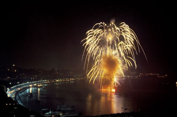 Napoli, fuochi d'artificio sul mare durante la festa di Piedigrotta Generalmente i fuochi d'artificio creano quattro tipi di effetti: luce, rumore, fumo e materiale solido in combustione che lentamente finisce per terra.
