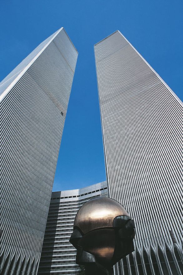 Le torri gemelle del World Trade Center, poi distrutte dall'attentato dell'11 settembre 2001 Nei grattacieli in acciaio il problema statico principale è rappresentato dalla deformabilità della struttura, che si cerca di ridurre al massimo con l'impiego di pareti esterne a traliccio, capaci di realizzare una struttura con resistenza scatolare, paragonabile, nel suo insieme, a una grande mensola incastrata al suolo. Un esempio è stato il World Trade Center di New York.
