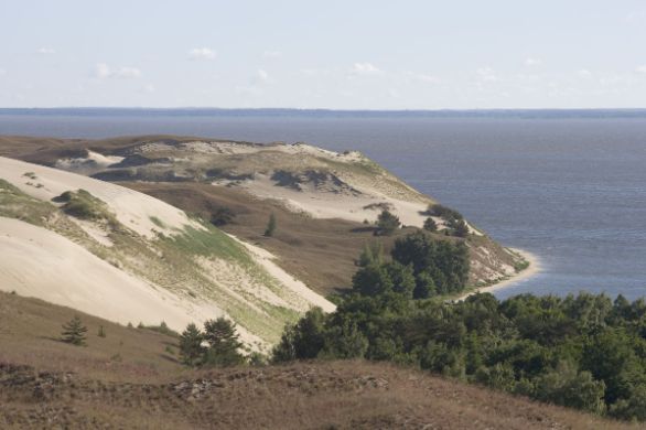 Lituania, penisola di Neringa, dichiarata patrimonio dell'Umanità UNESCO nel 2000 La penisola di Neringa, o penisola dei Curi, domina la costa baltica della Lituania con le sue dune di sabbia finissima e le rigogliose pinete. Essa separa il vasto braccio di mare della laguna di Curlandia dal Mar Baltico attraverso un cordone sabbioso.
